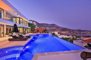 Villa Manila - Luxurious and Spacious Holiday Villa in Kalamar Bay