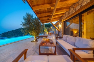 Villa Water Edge 4 - A Luxurious Escape in Kalamar Bay
