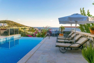 Villa Sabr in Kalamar sleeps 10 people: 10x4 m pool, large terrace & o